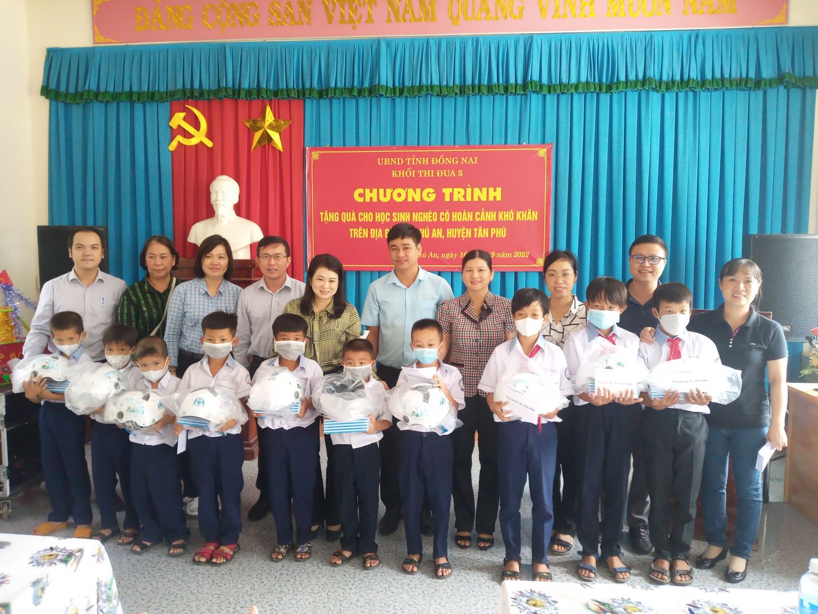 Khối thi đua số 5 tổ chức trao quà cho học sinh nghèo trên địa bàn huyện Tân Phú
