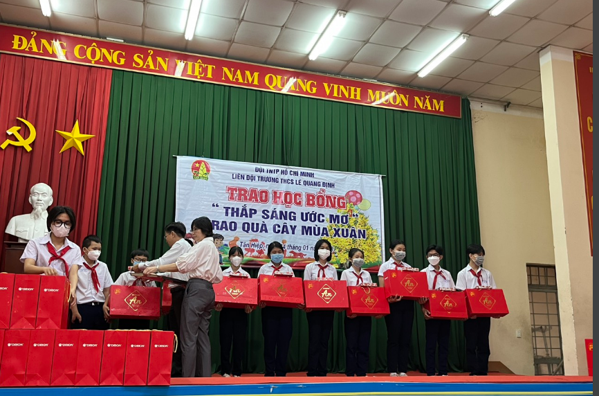 Chi bộ 11- Trung tâm Công nghệ thông tin tặng quà học sinh nghèo vượt khó nhân dịp xuân Quý Mão 2022 tại Trường THCS Lê Quang Định thành phố Biên Hòa.